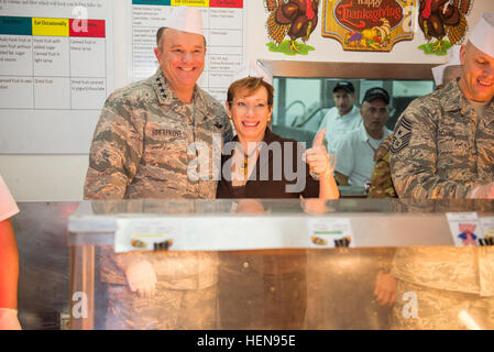 L'ambassadeur américain au Kosovo Tracey Ann Jacobsen et commandant suprême des forces alliées en Europe, le général Philip M. Breedlove aidé à servir le dîner de Thanksgiving pour les soldats, les civils et les employés du camp et de leurs familles au Camp Bondsteel 28 novembre. Breedlove et Jacobsen a passé du temps au service du repas de Thanksgiving et plus tard ont été en mesure de s'asseoir et manger avec des soldats des forces du Kosovo. (U.S. Photo de l'armée par le Sgt. Samantha Parcs, 4e Détachement des affaires publiques) le SACEUR, l'ambassadeur visite MNBG-E de l'action de troupes sur 131128-A-XD724-902 Banque D'Images