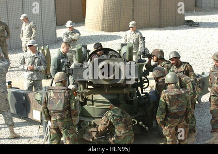 Un soldat de l'Armée nationale afghane de ses pairs par le tube de tir dans le cadre d'une artillerie de session de formation sur l'obusier M198, le 28 janvier 2008 à base d'Kalagush dans la province de Nuristan, Afghanistan. De parachutistes 2e Peloton, batterie Alpha 4e Bataillon, 319e Régiment d'artillerie aéroporté effectué la séance de formation. L'artillerie de l'Armée nationale afghane Session de formation 90071 Banque D'Images