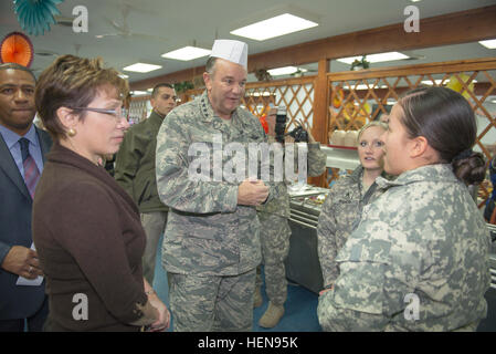 Commandant suprême des forces alliées en Europe, le général Philip M. Breedlove et l'ambassadeur américain au Kosovo Tracey Ann Jacobsen parle avec des soldats au combat Group-East Camp Bondsteel,émission de la salle à manger du 28 novembre. Breedlove, Jacobsen et chefs militaires a passé l'après-midi servant le dîner de Thanksgiving pour les soldats, les civils et le camp les employés et leur famille. (U.S. Photo de l'armée par le Sgt. Samantha Parcs, 4e Détachement des affaires publiques) le SACEUR, l'ambassadeur visite MNBG-E de l'action de troupes sur 131128-A-XD724-050 Banque D'Images