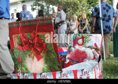 Des soldats, des dirigeants, et des familles de la 8e commande Soutien Théâtre fait don de plus de 1 000 dollars de fournitures scolaires durant le général commandant, le général Stephen R. Lyons, les congés annuels de la réception, le 7 décembre, à son domicile. La réception a également promu esprit de corps, et a permis à chacun d'apprécier la bonne nourriture avec la bonne compagnie. L'approvisionnement sera accordée aux écoles élémentaires locales avant les prochaines vacances de Noël. Maison de vacances/131207 8 TSC-A-KH515-030 Banque D'Images