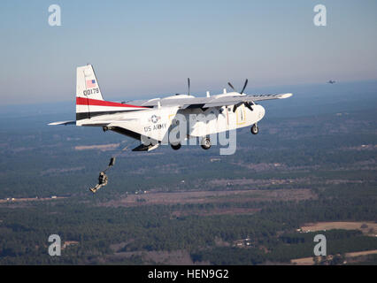 Les parachutistes effectuent des sauts aériens à partir d'avions CASA 212 et C-160 allemands lors de la 16e opération annuelle Toy Drop à Camp Mackall, en Caroline du Nord, livrant des jouets aux enfants locaux dans le cadre d'un événement multinational. Banque D'Images