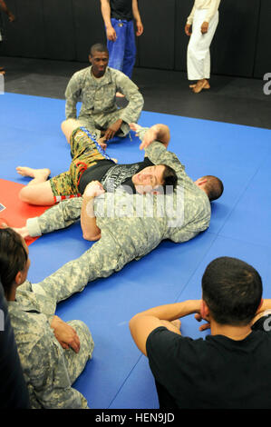 Tim Kennedy, haut, un pratiquant de combat professionnel avec l'Ultimate Fighting Championship, témoigne d'une perceuse pour les soldats et leurs familles dans le cadre d'un séminaire gratuit fourni par Kennedy le 12 décembre à la 82e Airborne Division's combatives et tactiques avancées l'école. (U.S. Photo de l'armée par la CPS. Paul A. Holston/XVIII Abn. PAO Corps) UFC fighter Tim Kennedy appuie l'Armée Combatives avec séminaire gratuit 131212-A-PX124-056 Banque D'Images