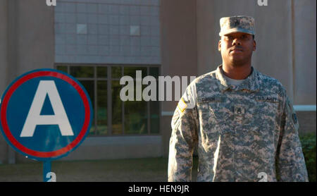 Un spécialiste des services alimentaires affecté au quartier général et au bataillon du quartier général, U.S. Army Central, est présenté dans le Soldier Spotlight à Shaw Air Force base, S.C., Dec. 16, 2013. La reconnaissance souligne le professionnalisme, les compétences et la contribution au maintien du moral et de la préparation de l'unité. Banque D'Images