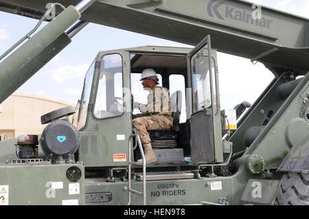 Winston-Salem, Caroline du Nord, autochtones Sgt. 1re classe Don Galloway, premier sergent de la 846e compagnie de transport lance un mauvais terrain-conteneur lors de l'entraînement près de l'aérodrome de Kandahar, Afghanistan cour retrosort le 16 décembre. Galloway formé près de 30 troupes sur comment faire fonctionner le véhicule lourd qui est utilisé pour aider les soldats, attaché à la 82e Brigade de soutien et les États-Unis Commande centrale de récupération du matériel, avec leur matériel à la mission de réduction de cour retrosort. (U.S. Photo de l'armée par le Sgt. 1re classe Jon Cupp, 82e SB-EARM Affaires publiques) s'entraîner EARM sur terrain accidenté cont Banque D'Images