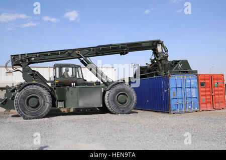 Winston-Salem, Caroline du Nord, autochtones Sgt. 1re classe Don Galloway, premier sergent de la 846e compagnie de transport démontre comment le mauvais terrain-container fonctionne pendant la formation à l'aérodrome de Kandahar, en Afghanistan, le 16 décembre. Galloway formé près de 30 troupes sur comment faire fonctionner le véhicule lourd qui est utilisé pour aider les soldats, attaché à la 82e Brigade de soutien et les États-Unis Commande centrale de récupération du matériel, avec leur matériel à la mission de réduction de cour retrosort. (U.S. Photo de l'armée par le Sgt. 1re classe Jon Cupp, 82e SB-EARM Affaires publiques) s'entraîner EARM sur terrain difficile contenir Banque D'Images