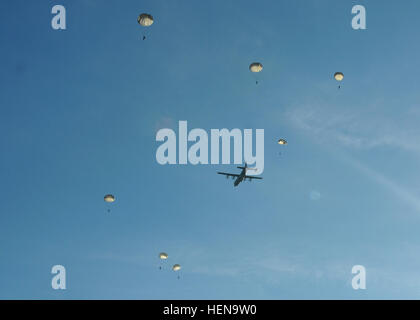 Parachutistes du 5e Détachement de quartier-maître (Airborne), 21e Theatre le maintien en puissance, commande avec d'autres parachutistes américains et pays partenaire, sauter sur l'Alzey Drop Zone près de Kaiserslautern le 16 décembre. Les parachutistes l'opération exécutée Toy Drop dans le cadre de la semaine de Saut International. Les parachutistes offert un tour du Père Noël et qu'il a prononcé à l'jouets garçons et filles en attente à l'Alzey Zone de dépôt. Jouet opération Drop est une manifestation annuelle coordonnée par quartier-maître de 5ème Détachement (Airborne), 21e Theatre le maintien en puissance, commande d'offrir des jouets aux familles de la région. (Photo par le personnel de l'Armée américaine Banque D'Images