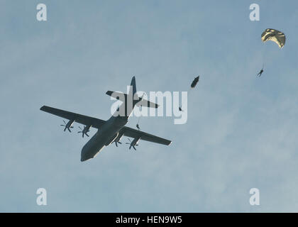 Parachutistes du 5e Détachement de quartier-maître (Airborne), 21e Theatre le maintien en puissance, commande avec d'autres parachutistes américains et pays partenaire, sauter sur l'Alzey Drop Zone près de Kaiserslautern le 16 décembre. Les parachutistes ont été performing Operation Toy Drop dans le cadre de la semaine de saut. Les parachutistes offert un tour du Père Noël et qu'il a prononcé à l'jouets garçons et filles en attente à l'Alzey Zone de dépôt. Jouet opération Drop est une manifestation annuelle coordonnée par quartier-maître de 5ème Détachement (Airborne), 21e Theatre le maintien en puissance, commande d'offrir des jouets aux familles de la région. (Photo de l'US Army Banque D'Images