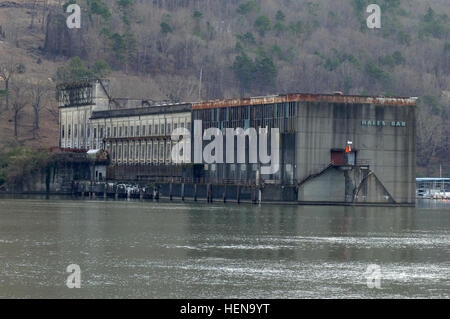 C'est la centrale électrique du barrage Bar Hales building in Haletown, Tenn., vu de l'autre côté de la rivière Tennessee à l'écluse de navigation s'effondrer sur la rive de la rivière Tennessee à Jasper, au Tennessee, le 19 décembre 2013. Hales Barrage Bar ouvert en 1913 et a été le premier à fournir l'énergie hydraulique dans le monde. Le barrage a cessé ses activités en 1968. (U.S. Photo de l'armée par Leon Roberts/publié) C'est la centrale électrique du barrage Bar Hales building in Haletown, Tenn., vu de l'autre côté de la rivière Tennessee à l'écluse de navigation s'effondrer sur la rive de la rivière Tennessee à Jasper, au Tennessee, le 19 décembre, 2013 131219-A-EO110-004 Banque D'Images