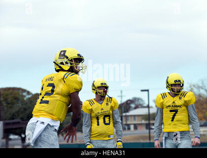 Jerrod entendu, de Guyer High School de Denton, Texas, et pour le quart-arrière 2014 U.S. Army All-American Bowl, l'équipe de l'Ouest lance field en quarts-arrières Kyle Allen (10), du désert Mountain High School, Scottsdale, Arizona), et a appelé l'Barker (7) , à partir de la Conner High School, Hebron, Ky., observer. Les quarts-arrières ont été à pied d'œuvre au cours de l'équipe de l'Ouest, deuxième jour de pratique à Blossom Athletic Center de San Antonio le 31 décembre 2013, en vue d'un face à face contre l'équipe All-American Bowl est à l'Alamodome de San Antonio le 4 janvier 2014. (U.S. Réserve de l'armée photo prise par le s.. Peter J. Banque D'Images