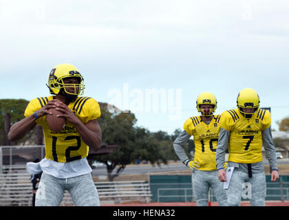 Jerrod entendu, de Guyer High School de Denton, Texas, et pour le quart-arrière 2014 U.S. Army All-American Bowl Équipe de l'Ouest, se prépare à lancer une balle vers le bas tout en quarts-arrières Kyle Allen (10), du désert Mountain High School de Scottsdale (Arizona), et le nombre sept a appelé l'Barker (7), à partir de la Conner High School, Hebron, Ky., observer. Les quarts-arrières ont été à pied d'œuvre au cours de l'équipe de l'Ouest, deuxième jour de pratique à Blossom Athletic Center de San Antonio le 31 décembre 2013, en préparation de la 14e conférence annuelle de l'armée à l'Alamodome All-American Bowl à San Antonio le 4 janvier 2014. (U.S. Photo par réserve de l'armée Banque D'Images