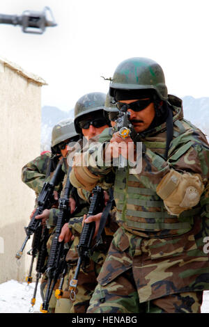 Commando de l'Armée nationale afghane recrute participer à des exercices de combat au cours de la sélection et d'évaluation de commando, bien sûr, le 12 janvier 2014, le Camp Commando près de Kaboul, Afghanistan. (U.S. Army photo par le Sgt. Michael J. Carden) entraînement commando Afghan 140112-A-FS865-355 Banque D'Images