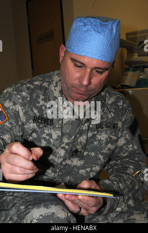 Le s.. David Reeves, 35e l'équipe d'assistance civile (armes de destruction massive), Virginie de l'ouest de la Garde nationale, s'apprête à recueillir un échantillon d'eau du Charleston Surgical Center le 11 janvier. Les membres de l'équipe ont recueilli des échantillons et montioring la concentration de produits chimiques dans l'eau depuis que le problème de contamination a été détecté jeudi soir. La Garde Nationale (photo par le Sgt. Anna-Marie Ward, 153e Détachement des affaires publiques) cerf-P, CST travaillent ensemble au cours de la crise de l'eau 140111-A-OQ643-008 Banque D'Images