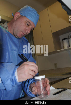 Le s.. David Reeves, 35e l'équipe d'assistance civile (armes de destruction massive), Virginie de l'ouest de la Garde nationale, prépare un pot de prélèvement des échantillons du Charleston Surgical Center le 11 janvier. Les membres de l'équipe ont recueilli des échantillons et montioring la concentration de produits chimiques dans l'eau depuis que le problème de contamination a été détecté jeudi soir. La Garde Nationale (photo par le Sgt. Anna-Marie Ward, 153e Détachement des affaires publiques) cerf-P, CST travaillent ensemble au cours de la crise de l'eau 140111-A-OQ643-006 Banque D'Images