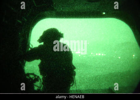 L'Armée nationale afghane et des forces spéciales de commandos du 6e Kandak d'opérations spéciales (SOK), charger un CH-47 Chinook au début d'une opération d'avoir lieu dans le district de Ghorband, la province de Parwan, Afghanistan, le 15 janvier 2014. (U.S. Photo de l'armée par la CPS. Connor Mendez/libérés) soldats de l'Armée nationale afghane avec la 6e Kandak d'opérations spéciales de l'armée américaine dans un hélicoptère CH-47 Chinook avant qu'une opération dans le district de Ghorband, la province de Parwan, Afghanistan, le 15 janvier, 2014 140115-A-CL980-014 Banque D'Images