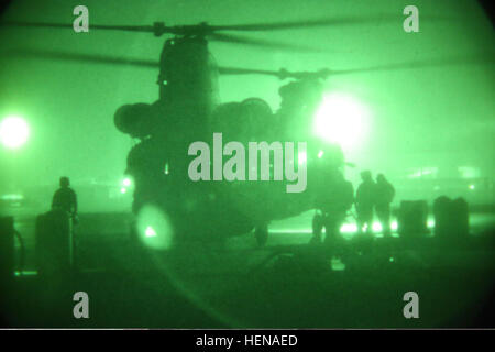 L'Armée nationale afghane et des forces spéciales de commandos du 6e Kandak d'opérations spéciales (SOK), charger un CH-47 Chinook au début d'une opération d'avoir lieu dans le district de Ghorband, la province de Parwan, Afghanistan, le 15 janvier 2014. (U.S. Photo de l'armée par la CPS. Connor Mendez/libérés) soldats de l'Armée nationale afghane avec la 6e Kandak d'opérations spéciales de l'armée américaine dans un hélicoptère CH-47 Chinook avant qu'une opération dans le district de Ghorband, la province de Parwan, Afghanistan, le 15 janvier, 2014 140115-A-CL980-016 Banque D'Images