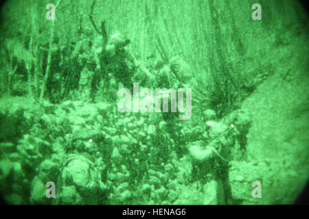 Les commandos afghans du 6e Kandak d'opérations spéciales, de manoeuvrer à travers une vallée au cours d'une opération dans le district de Ghorband, la province de Parwan, Afghanistan, le 15 janvier 2014. Les forces américaines et afghanes a effectué l'opération avec l'objectif de saisir plusieurs cibles de haute valeur connue pour l'activité des talibans. (U.S. Photo de l'armée par la CPS. Connor Mendez/libérés) soldats de l'Armée nationale afghane avec la 6e Kandak d'opérations spéciales manoeuvre par une vallée au cours d'une opération dans le district de Ghorband, la province de Parwan, Afghanistan, le 15 janvier, 2014 140115-A-CL980-091 Banque D'Images