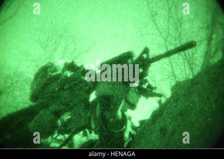 Un Afghan commando, 6e Kandak d'opérations spéciales (SOK), se prépare à retourner le feu dans le district de Ghorband, la province de Parwan, Afghanistan, le 15 janvier 2014. Les forces américaines et afghanes a effectué l'opération avec l'objectif de saisir plusieurs cibles de haute valeur connue pour l'activité des talibans. (U.S. Photo de l'armée par la CPS. Connor Mendez/libérés) Un soldat de l'Armée nationale afghane avec la 6e Kandak d'opérations spéciales se prépare à riposter dans le district de Ghorband, la province de Parwan, Afghanistan, le 15 janvier, 2014 140115-A-CL980-102 Banque D'Images