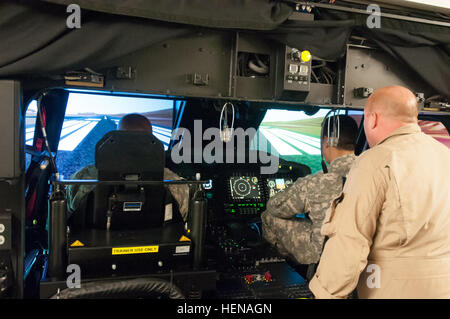 Les pilotes de la 25e brigade d'aviation de combat s'entraînent sur les nouveaux hélicoptères UH-60M Black Hawk à l'aide d'un simulateur transportable, améliorant ainsi l'efficacité du vol, les systèmes de contrôle numérique, le pilote automatique et la connaissance de la situation pendant les opérations. Banque D'Images