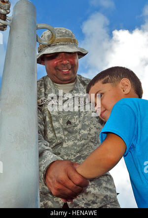 Citizen-Soldiers à partir de la Garde nationale de Porto Rico Landing Craft, détachement (LCD) s'est félicité d'âge préscolaire à leur navire le 23 janvier 2014. Les soldats de l'écran LCD sont soutenant la 190e et 130e bataillons du génie en transportant du matériel de construction et des fournitures à utiliser dans la région de la baie de moustiques, dont la garde nationale de Porto Rico est la conduite des opérations. (Photos de la Garde nationale par le sergent. Joseph Rivera Rebolledo, Porto Rico Le Bureau des affaires publiques de la Garde nationale) des engins de débarquement du PRNG citoyens-soldats d'âge préscolaire Vieques bienvenue 140123-A-SM948-864 Banque D'Images