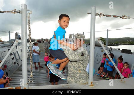 Citizen-Soldiers à partir de la Garde nationale de Porto Rico Landing Craft, détachement (LCD) s'est félicité d'âge préscolaire à leur navire le 23 janvier 2014. Les soldats de l'écran LCD sont soutenant la 190e et 130e bataillons du génie en transportant du matériel de construction et des fournitures à utiliser dans la région de la baie de moustiques, dont la garde nationale de Porto Rico est la conduite des opérations. (Photos de la Garde nationale par le sergent. Joseph Rivera Rebolledo, Porto Rico Le Bureau des affaires publiques de la Garde nationale) des engins de débarquement du PRNG citoyens-soldats d'âge préscolaire Vieques bienvenue 140123-A-SM948-147 Banque D'Images