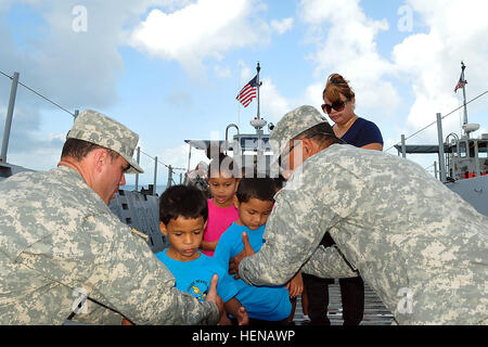 Citizen-Soldiers à partir de la Garde nationale de Porto Rico Landing Craft, détachement (LCD) s'est félicité d'âge préscolaire à leur navire le 23 janvier 2014. Les soldats de l'écran LCD sont soutenant la 190e et 130e bataillons du génie en transportant du matériel de construction et des fournitures à utiliser dans la région de la baie de moustiques, dont la garde nationale de Porto Rico est la conduite des opérations. (Photos de la Garde nationale par le sergent. Joseph Rivera Rebolledo, Porto Rico Le Bureau des affaires publiques de la Garde nationale) des engins de débarquement du PRNG citoyens-soldats d'âge préscolaire Vieques bienvenue 140123-A-SM948-305 Banque D'Images