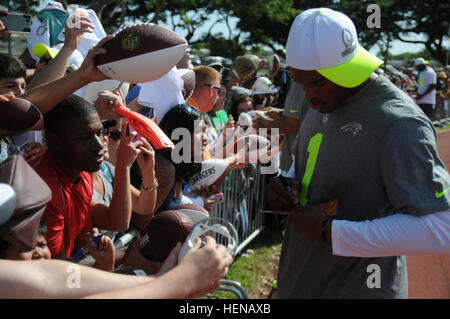 BASE COMMUNE DE PEARL HARBOR, Hawaii - HICKAM Cameron Newton, le quart-arrière pour les Carolina Panthers, signe des autographes pour les fans at Joint Base Harbor-Hickam Pearl le 23 janvier. Newton va jouer pour l'équipe Sanders durant 2014 Pro Bowl. (U.S. Photo de l'armée par le sergent. Kyle J. Richardson, USARPAC PAO). Fantasy rejoint la réalité pour les fans lors d'all-stars  % % % % % % % %E2 % % % % % % % %80 % % % % % % % %99 pratique 140124-A-RV513-173 Banque D'Images