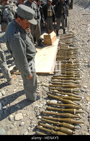 Un agent de police nationale afghane contribue à créer un petit-bras et lance-grenade-Beshud, près de plage de la province de Nangarhar, Afghanistan, le 13 février. Les soldats de la section de police militaire, l'Administration centrale et de l'Administration centrale, des troupes spéciales de l'entreprise 173e bataillon, a aidé l'ANP au cours de l'exercice d'entraînement. (U.S. Photo de l'armée et de la CPS. Justin Français) 77462 d'opérations Banque D'Images