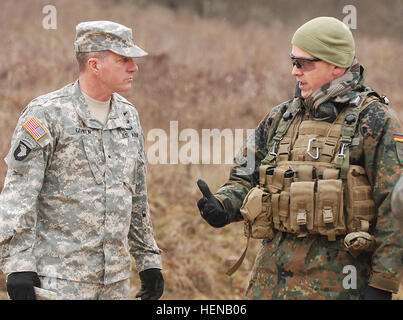 Le brig. Le général Timothy E. Gowen (à gauche), sous-Commandant de Division de la 29th us Infantry Division, accueille le Lieutenant-général Campbell, commandant général de l'Europe de l'armée américaine, le 24 janvier 2014, au Centre de préparation interarmées multinationale à Hohenfels, Allemagne. Environ 30 29e Division d'infanterie, les soldats de la Garde nationale Maryland et Virginie sont en Allemagne pour un exercice de répétition de mission de la Force au Kosovo. La KFOR 14-02A, prévue pour la période allant de 16 à 31 janvier, vise à préparer 1 500 troupes américaines et internationales d'assumer la responsabilité pour les multinationales- Groupe de combat au Kosovo est beginni Banque D'Images