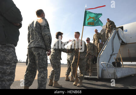 Le lieutenant-colonel Jennifer Steed, commandant de la 168e Bataillon de la Police militaire, se félicite des soldats de la Garde nationale Tennessee 251st Compagnie de la police militaire lorsqu'ils arrivent sur le site de formation des bénévoles - Smyrne, le 1 février. Les soldats sont arrivés à une réception de la famille et des amis en les accueillant chez eux après leur déploiement en Afghanistan d'une durée presque à l'appui de l'opération Enduring Freedom. (U.S. Photo de l'armée par le sergent. Melissa/Bois) Parution 251st renvoie la Compagnie de Police militaire de l'Afghanistan, Fin de semaine prévue pour 7 heures ce soir à Lexington, Tenn. 140201-A-XR807-001 Banque D'Images