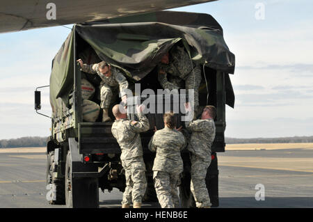 Le personnel de commandement le 168e Bataillon de la Police militaire charger la dernière de leurs effets personnels des soldats pour plus de transport au site de formation des bénévoles - Smyrne, le 1 février. Le New Jersey Army National Guard's 251st Compagnie de la police militaire sont rentrés chez eux après avoir terminé un an près de déploiement en Afghanistan à l'appui de l'opération Enduring Freedom. (U.S. Photo de l'armée par le Sgt. Joshua A. Spalding/libérés) Tennessee National Guard's 251st Compagnie de Police Militaire renvoie d'un déploiement à l'appui de l'opération Enduring Freedom 140201-A-ZZ999-004 Banque D'Images