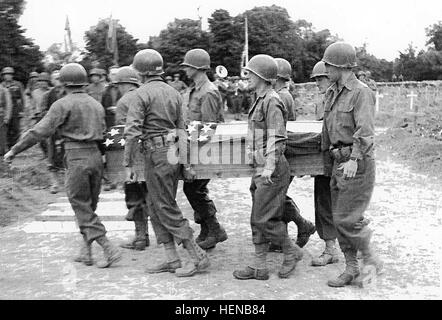 Un cercueil contenant le corps du général Theodore Roosevelt Jr, s'effectue lors de ses funérailles en Normandie. Roosevelt est mort peu après l'invasion du Jour J. Theodore Roosevelt Jr.  % % % % % % % %E2 % % % % % % % %80 % % % % % % % %99s Funeral en Normandie Banque D'Images