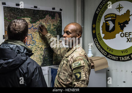 Le brigadier de l'armée américaine. Le général Ronald F. Lewis de la 101st Airborne Division, 'Screaming Eagles' montre Baltimore Ravens entraîneur-chef John Harbaugh une carte de l'Afghanistan le 6 février 2014, l'air à Bagram, en Afghanistan. Harbaugh a passé une semaine à visiter avec des troupes en Afghanistan. (U.S. Photo de l'armée par le Sgt. Mikki L. Sprenkle/libérés) Corbeaux entraîneur-chef John Harbaugh visites avec des troupes en Afghanistan 140206-A-KH856-030 Banque D'Images