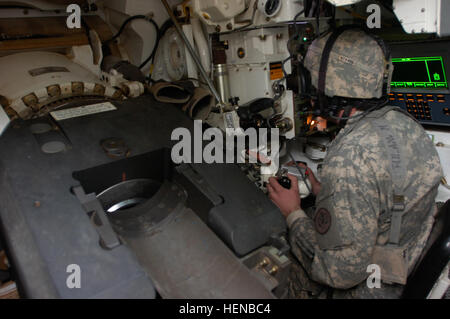 M1A2 Abrams Tank Gunner Sgt. Matthieu Tolan de compagnie, 3e Escadron, 3e Division de cavalerie blindée de Fort Hood, au Texas, mans son poste de travail pendant le mouvement grâce à Mossoul, Irak, le 14 février. Chars Abrams accueil à la 3ème, Mossoul 77648 Scouts d'ÉCA Banque D'Images