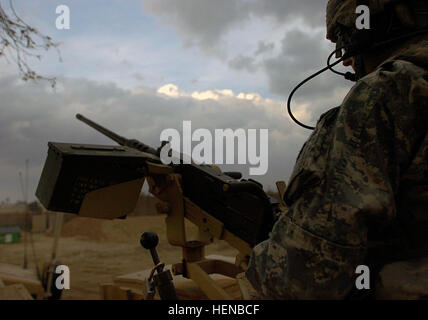 Le Sgt. David Newland, un commandant du char lourd en entreprise, 3e Escadron, 3e régiment de cavalerie blindée de Fort Hood, au Texas, mans sa mitrailleuse de calibre .50 d'un panneau situé dans la tourelle d'un M1A2 Abrams Tank à Mossoul, Irak, le 14 février. Chars Abrams accueil à la 3ème, Mossoul 77649 Scouts d'ÉCA Banque D'Images