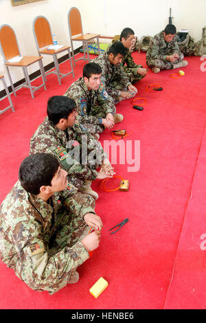 Les soldats de l'Armée nationale afghane de la 201e Corps, apprenez à mettre en place un compteur de chargement pendant le Counter-Improvised explosif de la formation à la base d'opérations avancée Gamberi, province de Laghman, Afghanistan, le 9 février 2014. La formation est un cours d'introduction à la neutralisation des explosifs et l'école. (U.S. Photo de l'armée par le Cpl. George Huley/) Parution aux IED 140209-A-WF450-032 Banque D'Images