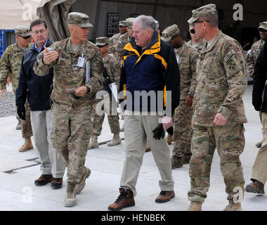 Phoenix, Arizona, le Colonel indigènes Mark D. Collins, commandant du Fort Bragg, N.C., 82e Brigade de soutien et les États-Unis Commande centrale de récupération du matériel, l'élément parle à Frank Kendall, sous-secrétaire de la défense des États-Unis pour l'acquisition, de la technologie et de la logistique, sur la 82e SB-EARM mission au cours de Kendall sa visite à l'aérodrome de Kandahar, Afghanistan, cour retrosort 9 février. (U.S. Photo de l'armée par le Sgt. 1re classe Jon Cupp, 82e SB-EARM Affaires publiques) 82e SB-hôtes EARM visiteur spécial à KAF cour retrosort 140209-A-MU632-842 Banque D'Images