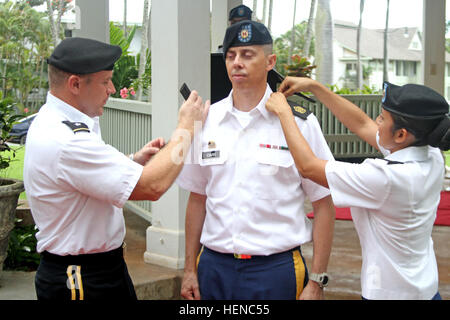 Le sergent de l'armée américaine. Le major Rocky Carr, le sergent-major des opérations de soutien de la 8e , la commande est latéralement promu sergent-major de commandement le 25 février 2014, par le général Stephen R. Lyons, le général commandant de la 8e commande de maintien en puissance et le Sgt. 1re classe Roxana Carr, sa femme, le sous-officier responsable de projets pour le 8e Bataillon des troupes spéciales, à Fort Shafter, New York. (U.S. Photo de l'armée par le sergent. Gaelen abaisse/libérés) U.S. Army Sgt. Le major Rocky Carr, le sergent-major des opérations de soutien de la 8e , la commande est latéralement promu sergent-major de commandement Mar Banque D'Images