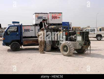 Les soldats du Fort Sam Houston, Texas, 418e compagnie de logistique médicale, attaché à la Fort Bragg, N.C., 82e Brigade de soutien et les États-Unis Commande centrale de récupération du matériel, la charge de l'élément matériel médical destiné au Ministère de la santé publique de Kandahar, avec l'aide des Afghans le 25 février à l'aérodrome de Kandahar, Afghanistan. (U.S. Photo de l'armée par le Sgt. 1re classe Jon Cupp, 82e SB-EARM Affaires publiques) retrosort partenaire des équipes médicales avec des commandements régionaux pour aider les forces américaines, les Afghans 140225-A-MU632-159 Banque D'Images