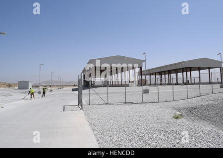 Les travailleurs afghans clair du gravier de l'allée du tri composé à l'nouveau complexe de gestion des déchets sur l'air de Bagram, en Afghanistan, le 16 juillet 2014. Une fois opérationnelle, la corbeille sera livré ici pour être triés pour les matières recyclables et les matières dangereuses. (DoD photo par le major de l'armée américaine McRainey/Devon) parution de nouveaux complexes de gestion des déchets sur le terrain de l'air à Bagram 140716-A-XY287-005 Banque D'Images