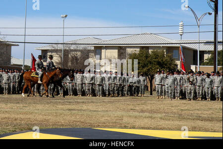 Le général Anthony Ierardi (extrême droite cheval), commandant sortant, 1re Division de cavalerie, et Brigue. Le général Michael Factures, général commandant, Division de cavalerie, inspecter l'intérieur de la division de la brigade au cours d'une cérémonie de passation de commandement sur Cooper Champ à Fort Hood, au Texas, le 4 mars. Projets rejoint la première équipe après son mandat en tant que commandant principal par intérim de 4e Division d'infanterie et de Fort Carson. (U.S. Photo de l'armée par le Sgt. Angel Turner, 1st Cav. Div. Les Affaires publiques (libéré)) première équipe se félicite de nouveau commandant 140304-A-TK117-193 Banque D'Images