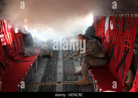 Les soldats de la Compagnie Bravo, 5e bataillon du 158e Régiment d'aviation (soutien général), 12e Brigade d'aviation de combat Mener des exercices de formation sur la façon de sortir un avion écrasé au cours d'un exercice de répétition de mission (MRE) au Centre de préparation interarmées multinationale à Hohenfels, Allemagne, le 13 mars 2014. Le MRE a été effectuée à la 7e armée du commandement multinational interarmées et secteurs d'entraînement Grafenwoehr Hohenfels afin de préparer les bataillons de la 12e Brigade d'aviation de combat en Afghanistan pour assurer des évacuations médicales et d'appui tactique à la force internationale S Banque D'Images