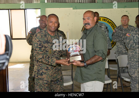 Manny Ochoa, un spécialiste de la récupération du personnel de l'Armée US au sud, à droite, remet une plaque de reconnaissance à l'Armée de la République dominicaine Le Colonel Modesto Lorenzo, officier des opérations de la 5e Brigade d'infanterie, à gauche, à la suite d'une force de protection/récupération du personnel expert en la matière change au 5e Brigade d'infanterie dans la région de Barahona, République dominicaine, le 14 mars 2014. La République dominicaine les soldats s'aider à la protection de la force au cours de l'exercice à venir au-delà de l'horizon qui se tiendra ici à Barahona, d'avril à juin 2014. BTH est un humanitaire qui profitent des exercices annuels Banque D'Images