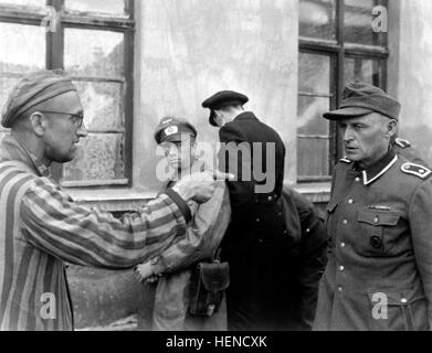 Fédération esclave laboureur parmi les prisonniers libérés par la 3e Division blindée de l'souligne fromer garde nazie qui a battu brutalement les prisonniers. Allemagne, le 14 avril 1945. T4c. Harold M. Roberts. (Armée) NARA DOSSIER #  : 111-SC-203466 LIVRE Guerres et conflits #  : 1111 prisonniers soviétique à Buchenwald 1945-04-14 Banque D'Images