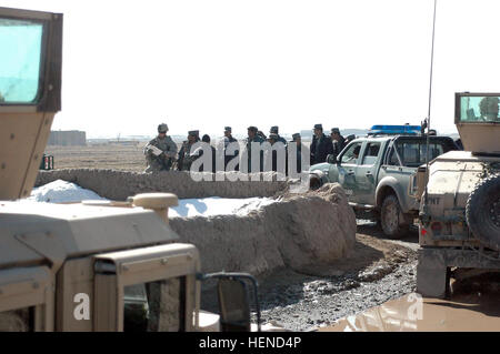 080226-A-1817H-007- Police nationale afghane, rendez-vous sur la carte avec le 1er armée Phillip J. Richards, feu d'appui du Siège de l'Administration centrale Les pays fournisseurs, 4e Escadron, 73e Régiment de cavalerie, 4e Brigade Combat Team, 82e Division aéroportée pour trouver la voie adéquate à l'objectif le 26 février 2008 dans le district de Zormat, Afghanistan. Photo de l'Armée américaine par la CPS. Nathan W. Hutchison, (publié). Retour à l'ANP leurs battements de Zormat 80184 Banque D'Images