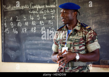 Le capitaine de l'Armée de l'air camerounaise Geh Dickson s'adresse aux élèves dans une école locale, Douala, Cameroun, 19 mars 2014. Maître de l'armée américaine le Sgt. John Reid, organisé et a recueilli de l'argent parmi les soldats américains à faire don de fournitures indispensables à une école locale . (U.S. Photo de l'armée par le sergent. Justin P. Morelli / Relâché) Accord Central 14, un partenariat pour un coffre-fort, stable et sûr du Sud 140319-A-PP104-158 Banque D'Images