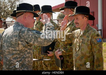 Le brig. Le général Michael Factures, général commandant la division de cavalerie, et le major de l'armée australienne Cox Damian Saluez-vous les uns les autres après une cérémonie de remise de prix à la suite d'un trajet personnel avec la Division de cavalerie du détachement de cavalerie cheval ici le 20 mars. Cox a été une partie d'une Force de défense de l'Australie qui a été avec la division de formation en préparation de leur mission commune en Afghanistan plus tard cette année. (U.S. Photo de l'armée par le Sgt. Ken cicatrice, Mobile 7e Détachement des affaires publiques) Division de cavalerie commandant général salue australien 140320-A-S930-001 Banque D'Images