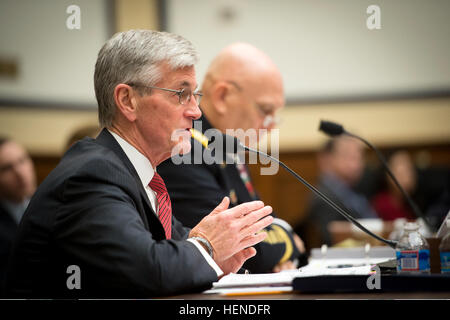 Secrétaire de l'armée John M. McHugh répond à une question des membres de la Commission des forces armées au cours d'une audition comme chef du personnel de l'Armée Le Général Raymond Odierno T. à l'écoute de Washington, D.C., le 25 mars 2014. (U.S. Photo de l'armée par la CPS. John Martinez/libérés) Secrétaire de l'armée John M. McHugh répond à une question des membres de la Commission des forces armées au cours d'une audition comme chef du personnel de l'Armée Le Général Raymond T. Odierno écoute à Washington, D.C. 140325-A-EE013-294 Banque D'Images