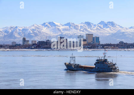 Navire de l'armée américaine Malvern Hill (LCU 2025), avec les soldats de la 481ème Compagnie de transport (bateau) lourd comme équipage, voiles passé la ville d'Anchorage, Alaska, le 3 avril 2014. La 481ème participe à la logistique interarmées sur-le-port (JLOTS) Opérations, l'exercice coïncide avec le 50e anniversaire de l'ordre de grandeur 9,2 Bon vendredi séisme qui a frappé l'Alaska Le 27 mars 1964 et de l'Alaska Shield 14 est conçu pour tester la capacité des administrations locales, fédérales et les organismes d'intervention pour répondre à la même catastrophe en utilisant un équipement moderne et de techniques. (U.S. Photo de l'armée par le Sgt. 1re classe Walter Talens) Banque D'Images