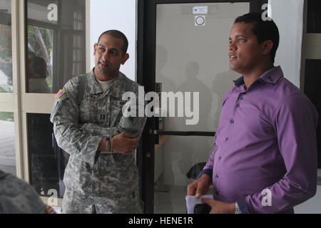 Cpt. Mayoor Sharma de la 341e unité des Opérations Psychologiques de San Antonio Francisco Javier avec visites Acosta, le secrétaire d'un hôpital à Paraiso, République dominicaine le 8 avril 2014 pour se préparer à une formation préparatoire à l'exercice médical (MEDRETE) qu'elle est retenue dans le cadre de la Force opérationnelle en Larimar. Larimar Groupe de travail basé à La Fortaleza, la République dominicaine est partie de "Au-delà de l'horizon de l'aide civile humanitaire, un exercice militaire étrangère commune, dans laquelle les troupes américaines fournissent des soins médicaux, dentaires, et du soutien aux populations locales avec la sécurité de l'armée dominicaine.(US Army Pho Banque D'Images