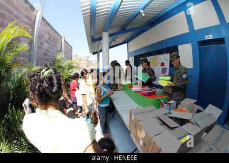 Des soldats salvadoriens affecté à la 2e Bataillon d'infanterie de distribuer des fournitures scolaires aux enfants locaux au cours d'un programme d'action civique, médicaux ou MEDCAP le 10 avril à Metapán, situé dans le département de Santa Ana, El Salvador. Des soldats américains affectés à la société B, 82e Bataillon des affaires civiles, 85e Brigade CA à l'appui des opérations spéciales du Sud commande aidé pendant l'événement. (U.S. Photo de l'armée par le Sgt. 1re classe Alex Licea, Commandement des opérations spéciales des affaires publiques du Sud), les forces salvadoriennes SOCSOUTH fournir d'aide à des communautés agricoles pauvres 140410-A-S252-004 Banque D'Images